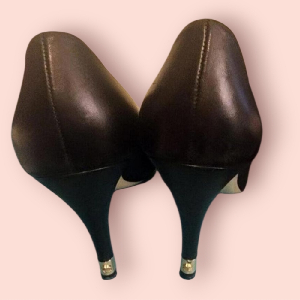 Chanel Black Pumps with Gold Logo Heel – Size 41 | Timeless & Classy - Picture 2 of 6